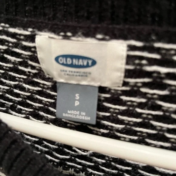 Black and White Old Navy Sweater Size Small - EUC - Picture 3 of 5